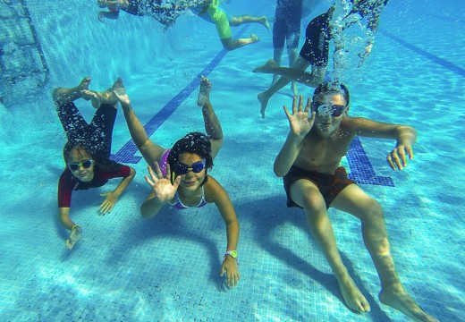 A piscina municipal de San Sadurniño inicia temporada con sol e calor